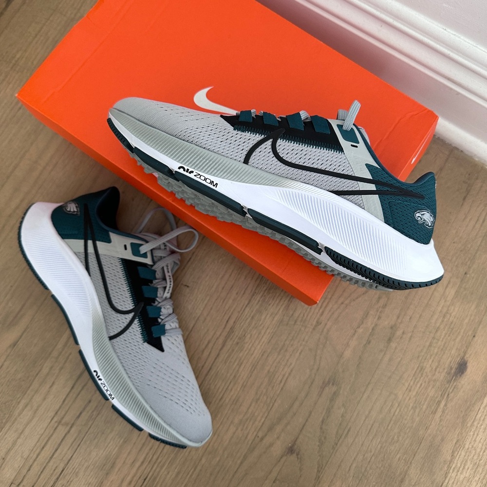NEW Air Zoom Pegasus Eagles (Size 40.5 // 7.5)